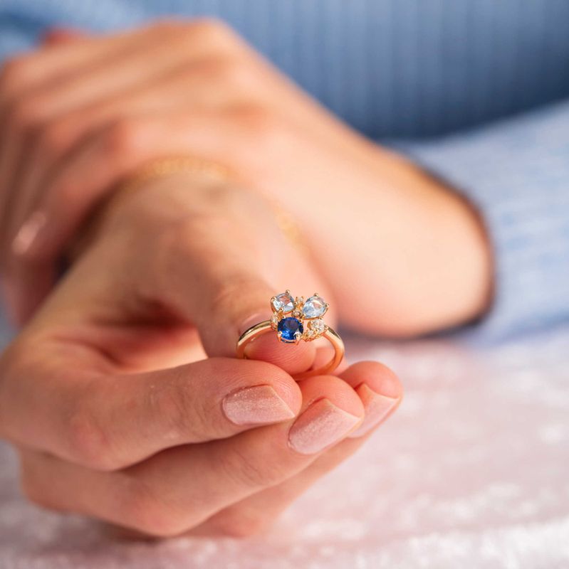 GLAM RING MED BLÅ TONER